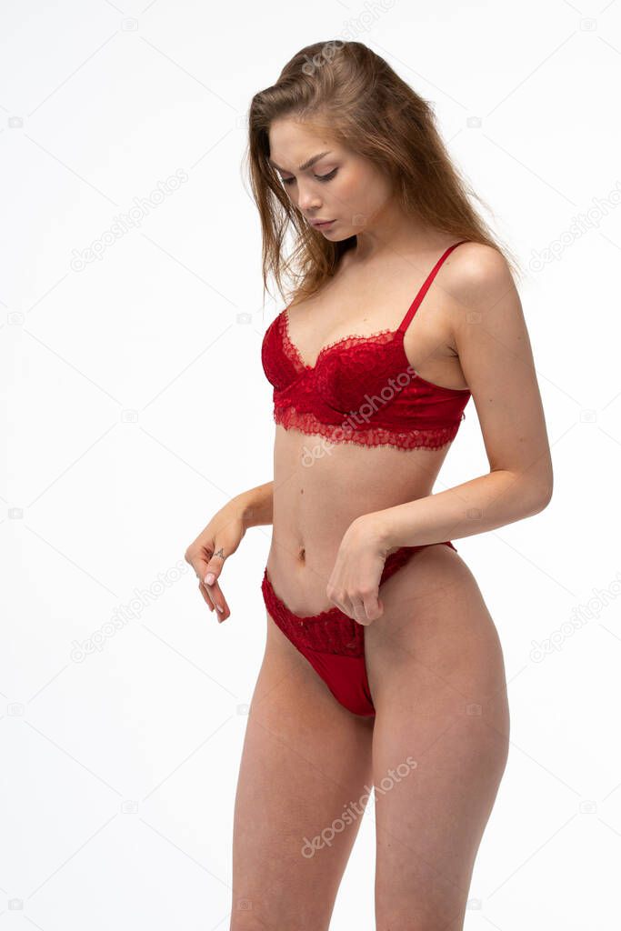 Женщина в красном белье